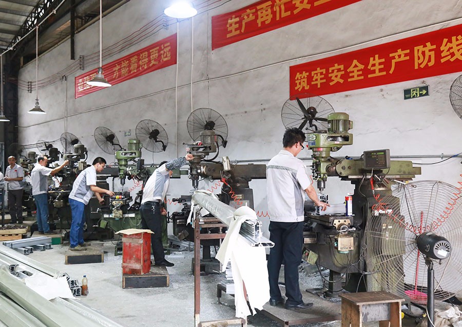 數(shù)十臺(tái)精密銑床